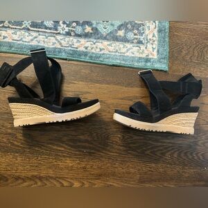 Strappy UGG sandals. Sz 8.5